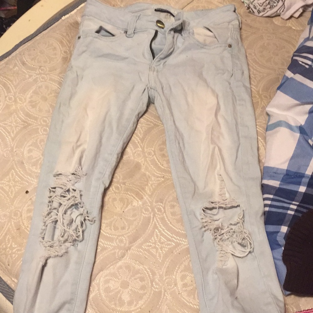 Holed kneed skinny jeans